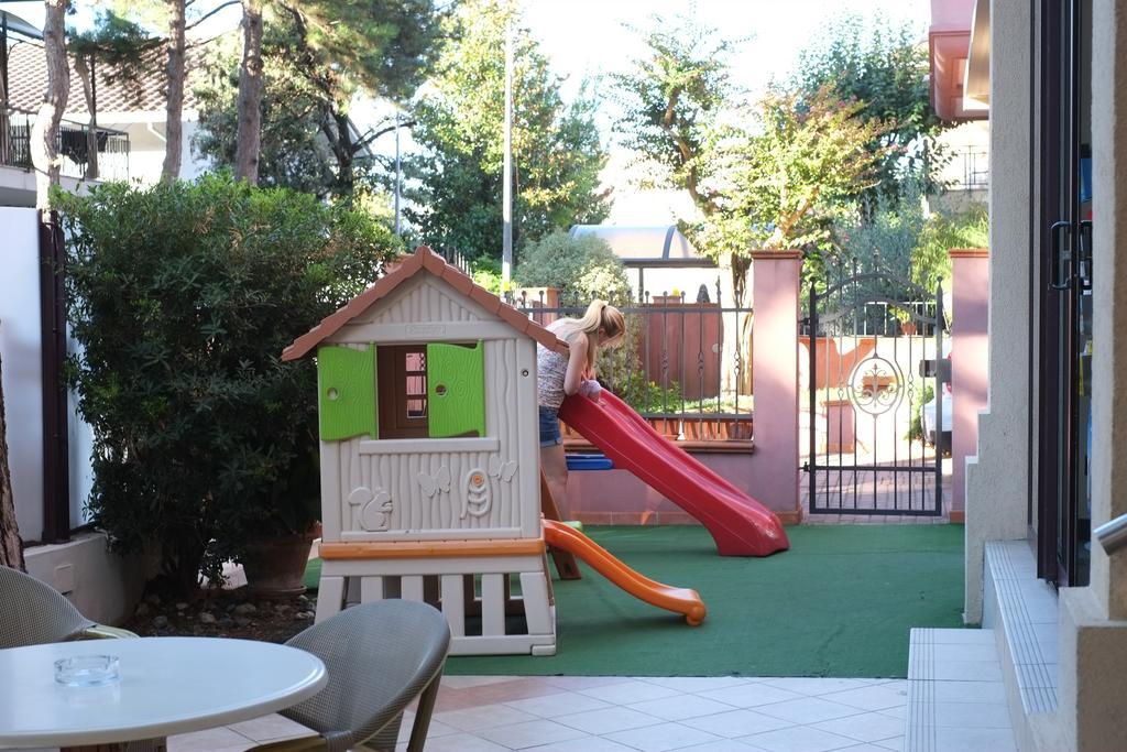 Hotel Fra I Pini リミニ エクステリア 写真