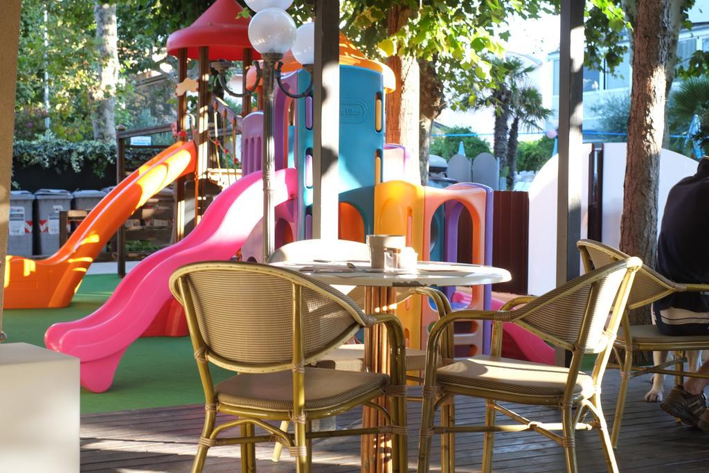 Hotel Fra I Pini リミニ エクステリア 写真
