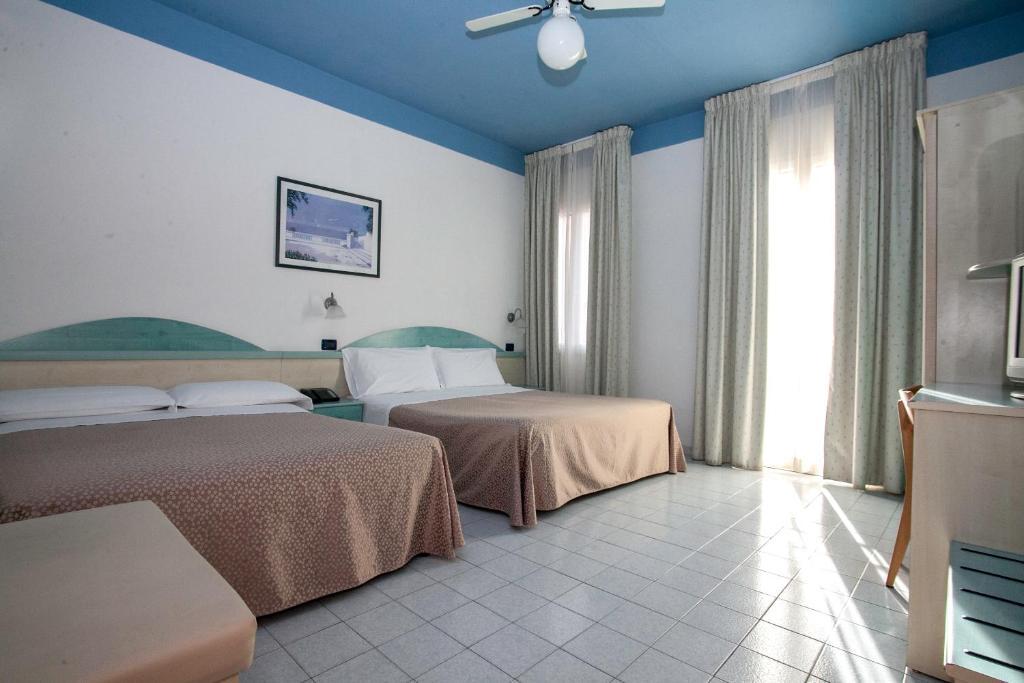 Hotel Fra I Pini リミニ エクステリア 写真