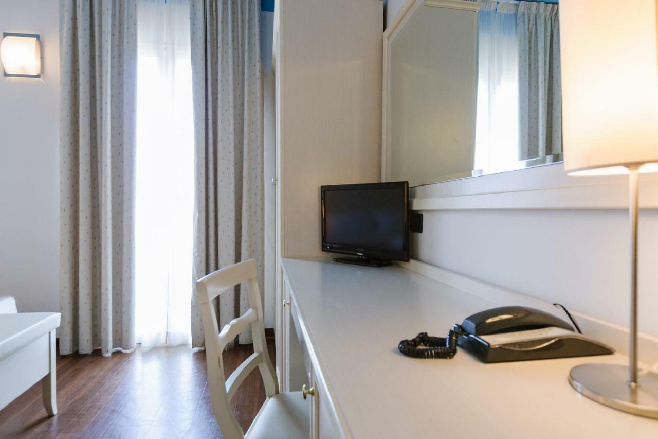 Hotel Fra I Pini リミニ エクステリア 写真
