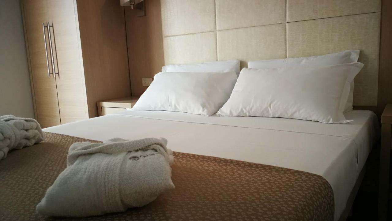 Hotel Fra I Pini リミニ エクステリア 写真